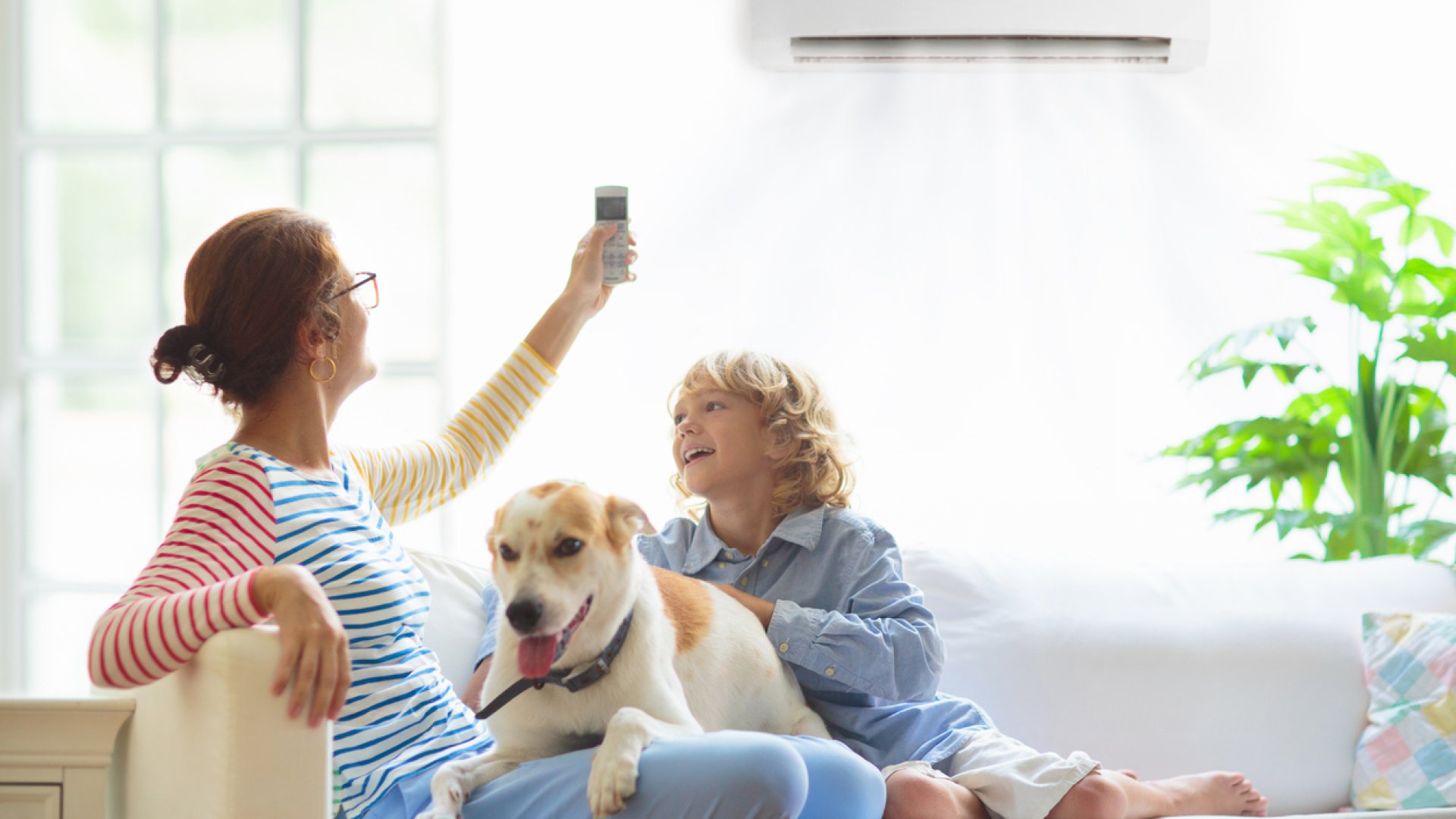 Otthoni klíma beszerelés modern nappaliban az egyenletes hőmérséklet és a kiegyensúlyozott beltéri környezet érdekében